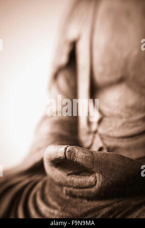 Close up di mani di Budda di legno di antiquariato scultpure Foto Stock