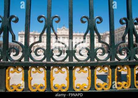 Palazzo Reale visto attraverso la recinzione in ferro. L'Armeria Square, Madrid, Spagna. Foto Stock