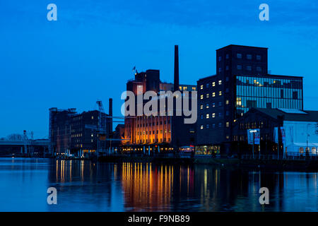 Vista dell Innenhafen, Porto Interno, al tramonto, con Küppersmühle e Werhahnmühle, Duisburg, la zona della Ruhr, Germania Foto Stock