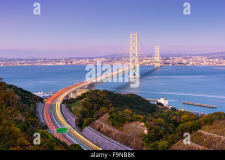 Akashi Kaikyo bridge spanning di Seto Inland Sea da Kobe, Giappone. Foto Stock