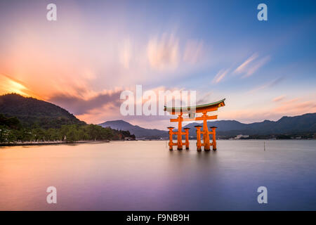 Miyajima, Hiroshima, Giappone presso la grande porta del tempio di Itsukushima. Foto Stock