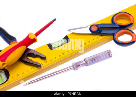 Strumenti di lavoro sparsi su sfondo bianco Foto Stock