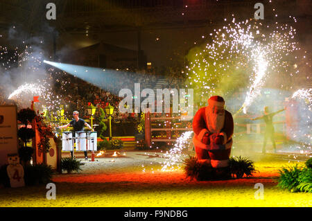 Londra, Regno Unito. 17 dicembre, 2015. 17.12.15 Olympia International Horse Show. Londra REGNO UNITO. Fire ballerini Credito: Julie Badrick/Alamy Live News Foto Stock