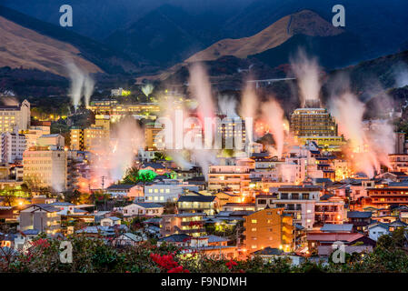 Beppu, Giappone cityscape con bagno termale caldo case con vapore in salita. Foto Stock