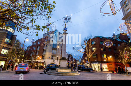 Il Seven Dials nella notte di Natale il Covent Garden di Londra Foto Stock