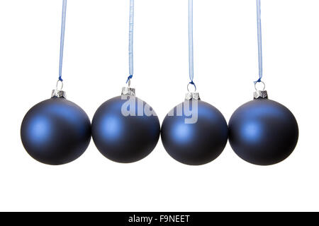 Quattro blu baubles di natale appesi in fila orizzontale isolato su sfondo bianco Foto Stock