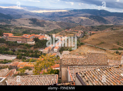 Vista di Troina, piccola città in Sicilia. Italia Foto Stock