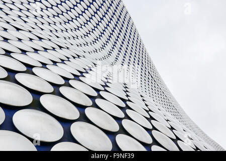 BIRMINGHAM, Regno Unito - 03 dicembre: basso angolo ritagliato colpo di Selfridges building. Il department store è parte della corrida shoppi Foto Stock