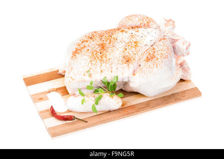Il pollo crudo con erbe e spezie Foto Stock