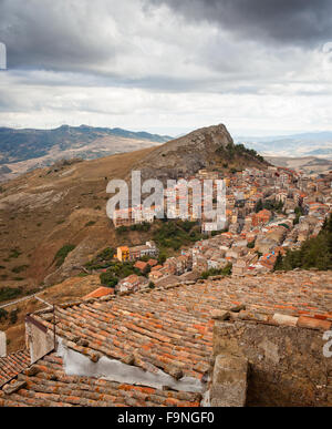 Vista di Troina, piccola città in Sicilia - Italia Foto Stock