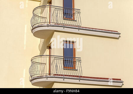 Il balcone di ogni camera di un nuovo appartamento, immobili business concetto. Foto Stock