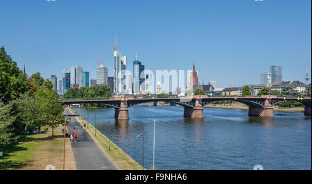 Germania, Hesse, Frankfurt am Main, in vista del fiume principale e Ignatz-Bubis ponte contro lo skyline Foto Stock