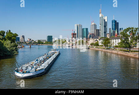 Germania, Hesse, Frankfurt am Main, olandese nave cisterna "vici" passando l'isola principale durante la navigazione il fiume principale Foto Stock