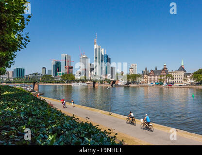 Germania, Hesse, Frankfurt am Main, vista sulla città di Francoforte da Sachsenhäuser Ufer con Eiserner Steg Bridge Foto Stock