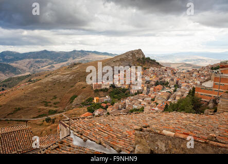 Vista di Troina, piccola città in Sicilia - Italia Foto Stock