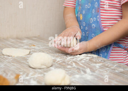 Quattro anni di ragazza prepara torte con il cavolo in cucina Foto Stock