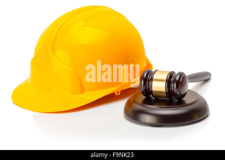 Giallo casco protettivo con il giudice in legno martello vicino ad essa Foto Stock