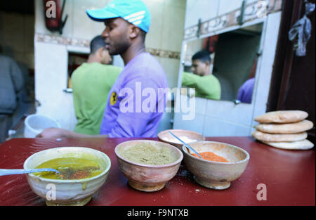 Marocchino tradizionale Fava zuppa di fagioli - Bissara servita in un foro nella parete Ristorante nella città vecchia di Fes. Foto Stock