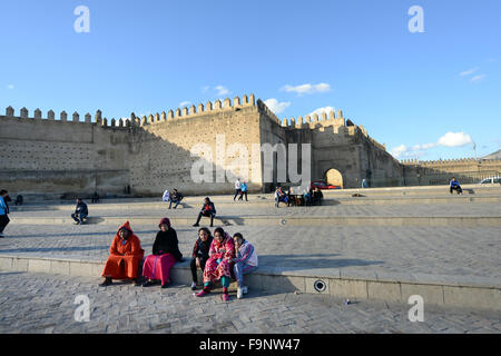 Local marocchini in appoggio sul luogo Boujloud dalla vecchia Medina della città di Fes. Foto Stock