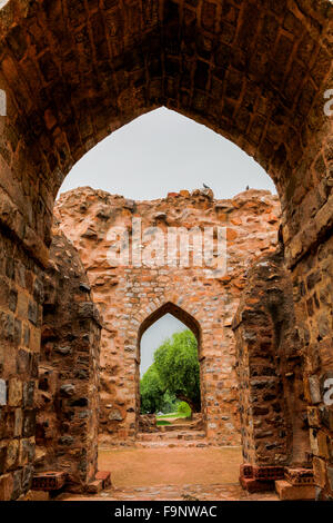 Tomba di Alauddin Khilji all'interno del complesso Qutub Minar a Mehrauli, Delhi meridionale, India. Foto Stock