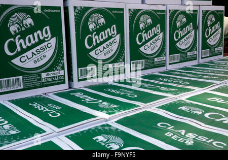 Scatole di cartone di birra Chang sul retro di un pickup di essere consegnato a un bar di Pattaya Thailandia Foto Stock