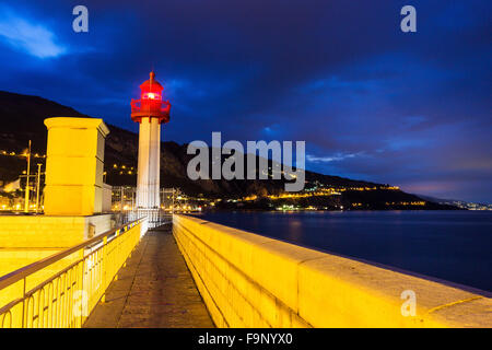 Vista sul faro in Menton in Francia Foto Stock