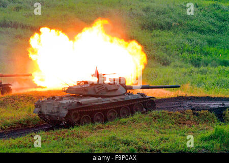Il tipo 74 Serbatoio di JGSDF è sparare 105 mm cannon Foto Stock