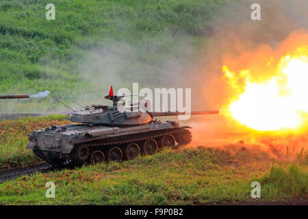 Il tipo 74 Serbatoio di JGSDF è sparare 105 mm cannon Foto Stock