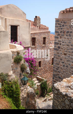 Case in pietra di incantevole villaggio di Monemvasia nel Peloponneso con strade strette e scale Foto Stock