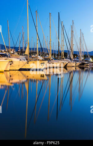 Barche ancorate nel porto di Antibes in Francia Foto Stock