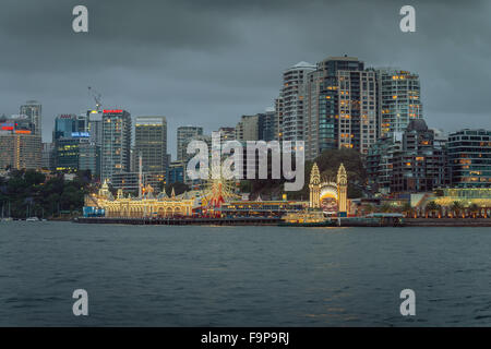 Sydney, Australia - 7 Novembre 2015: vista Notte di Luna Park con edifici per uffici in background. Tempo di esposizione prolungata Foto Stock