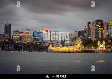 Sydney, Australia - 7 Novembre 2015: vista Notte di Luna Park con edifici per uffici in background. Lungo le impostazioni di esposizione Foto Stock