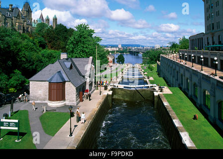 Rideau Canal, Ottawa, Ontario, Canada - Serrature a National Historic Site (Sito Patrimonio Mondiale dell'UNESCO e fiume del Patrimonio Canadese) Foto Stock