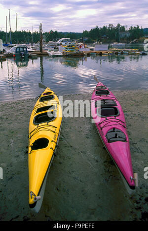 San Juan Island, nello Stato di Washington, USA - Kayak in affitto sulla spiaggia di Porto aderente sulla baia di Mitchell Foto Stock