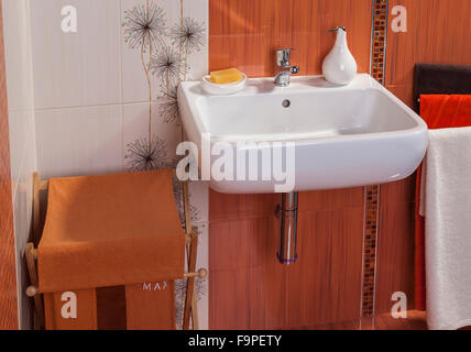 Dettaglio di un moderno bagno privato interno in arancione con lavandino Foto Stock