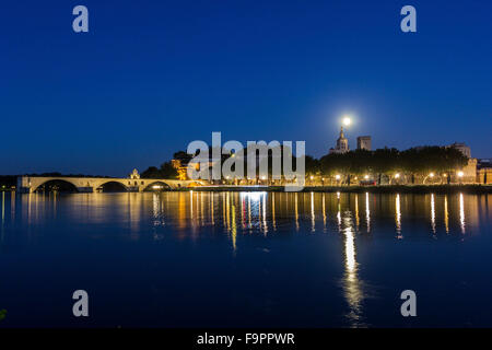 Luna sulla Città Vecchia di Avignone in Francia Foto Stock