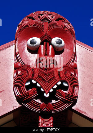 Tradizionale Maori carving al Wharenui Meeting House in Whakarewarewa Thermal Village a Rotorua, Nuova Zelanda. Foto Stock