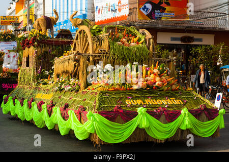 Un eco-friendly galleggiante si prepara a fare la sfilata processione intorno alla città in occasione dell'annuale di Surin Roundup di elefante Foto Stock