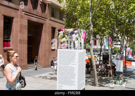 Sydney, Australia. 18th dicembre 2015. Premiers messaggio e fiori fuori dal Lindt Cafe un anno dopo l'assedio e l'attacco terroristico di Man Haron Monis che ha rivendicato la vita di due spettatori innocenti. Credit: model10/Alamy Live News Foto Stock