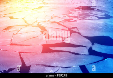 Bellissimo sfondo colorato di ghiaccio sul fiume Foto Stock