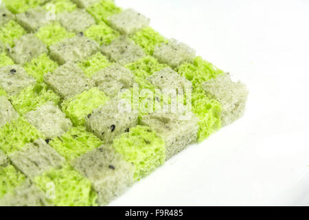 Gli spinaci e sesamo nero il pane a dadini pane conner su sfondo bianco Foto Stock