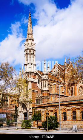 Chiesa e convento dei Salesiani a Barcellona. La Catalogna, Spagna Foto Stock