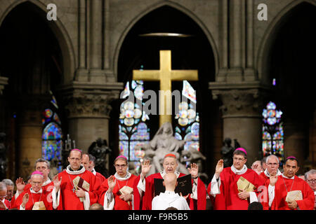 Sacerdote ordinazioni nella cattedrale di Notre Dame de Paris cathedral. Foto Stock