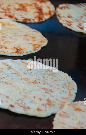 Beige marrone tortillas su fornelli di essere cucinati Foto Stock