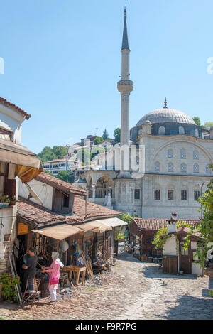 Türkei, westliche Schwarzmeerküste, Safranbolu, Blick durch eine Gasse im Handwerkerviertel zur Köprülü Mehmet Pasha Moschee. Foto Stock