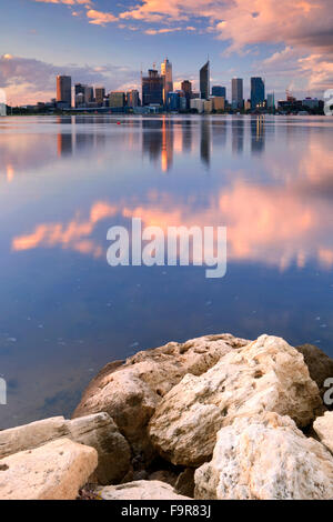 Lo skyline di Perth, Western Australia al tramonto. Fotografato da attraverso il Fiume Swan. Foto Stock