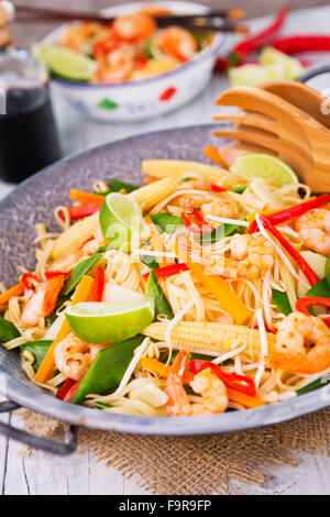 Una sana friggere di gamberetti e verdure servita su tagliatelle. Foto Stock