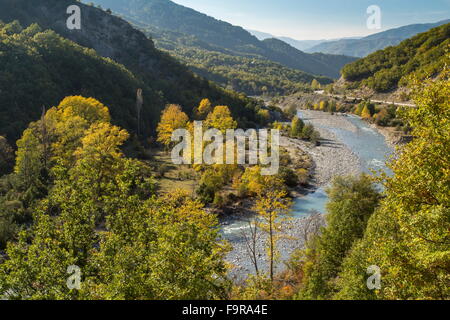 Colore di autunno nella valle Sarantaporos (un affluente del Aoös o Vjosë) nel nord vicino Pindo Kefalochori, Grecia. Foto Stock