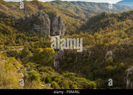 Pinnacoli di roccia nella valle del fiume Voidhomatis, Vikos, sotto Koukouli; vikos-Aoos National Park, Zagori, Epiro Foto Stock