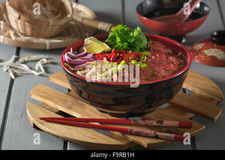 Carni bovine ramen. Piccante di brodo di carne di manzo e tagliatelle. Il cibo giapponese Foto Stock